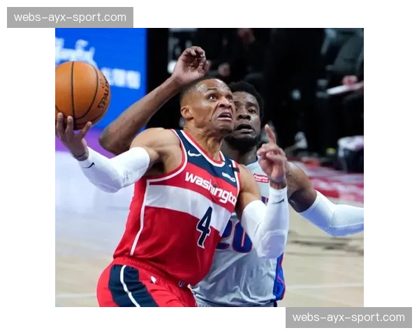 特写：伤病康复中的鲁伊·霍华德坚持在场边为队友提供支持