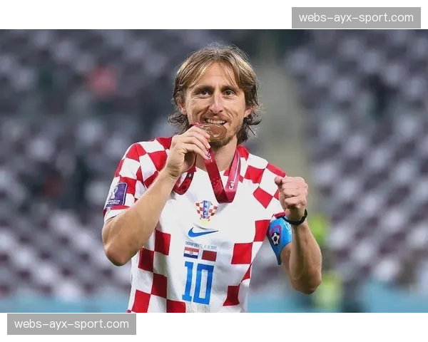 终场哨响，克罗地亚老将莫德里奇跪地掩面告别欧冠赛场